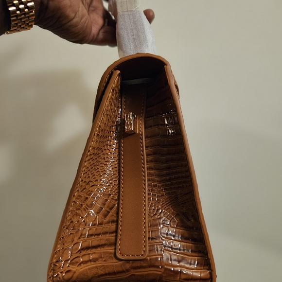 Elegant Tan Crocodile Pattern Handbag - Picture 3 of 4